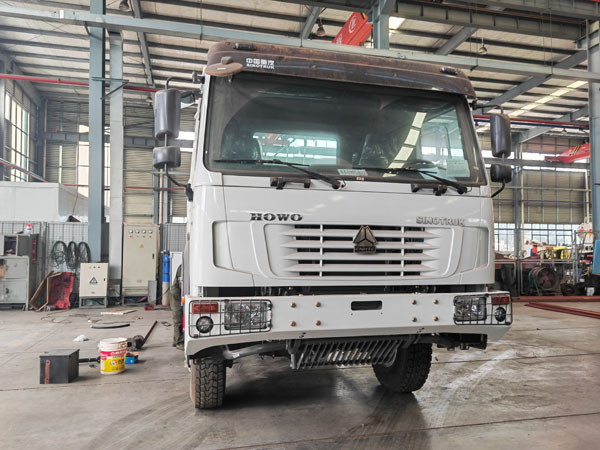 Full Driver Sinotruk  LHD RHD HOWO 4000liter Fuel oil tanker Refilling Truck With Fuel Dispenser Pump For Sale