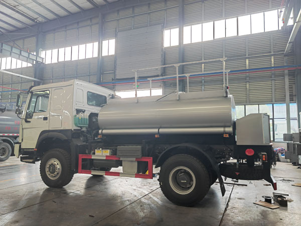 Full Driver Sinotruk  LHD RHD HOWO 4000liter Fuel oil tanker Refilling Truck With Fuel Dispenser Pump For Sale