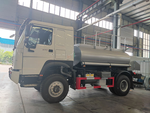 Full Driver Sinotruk  LHD RHD HOWO 4000liter Fuel oil tanker Refilling Truck With Fuel Dispenser Pump For Sale