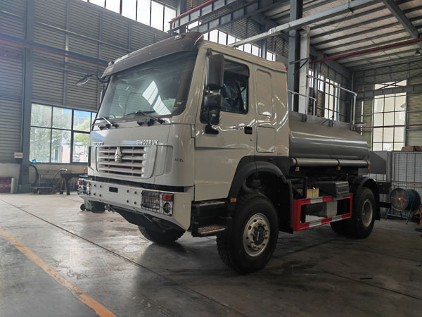Full Driver Sinotruk  LHD RHD HOWO 4000liter Fuel oil tanker Refilling Truck With Fuel Dispenser Pump For Sale