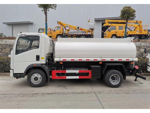HOWO 5000LITER Fuel Delivery Tank Truck For Supply Fuel to Construction Machine 