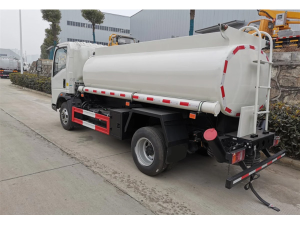 HOWO 5000LITER Fuel Delivery Tank Truck For Supply Fuel to Construction Machine 