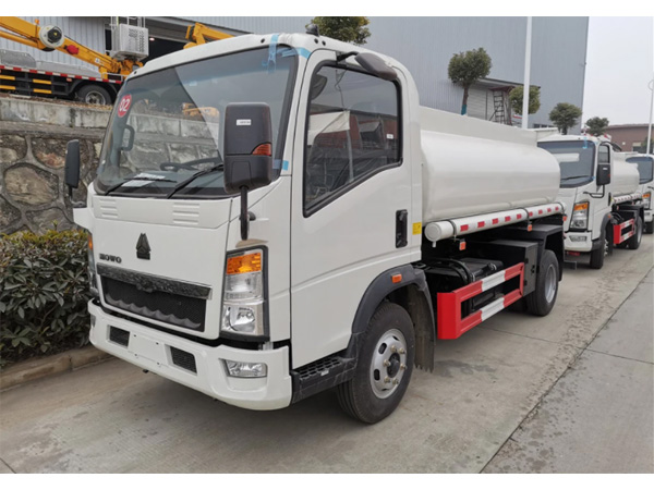 HOWO 5000LITER Fuel Delivery Tank Truck For Supply Fuel to Construction Machine 