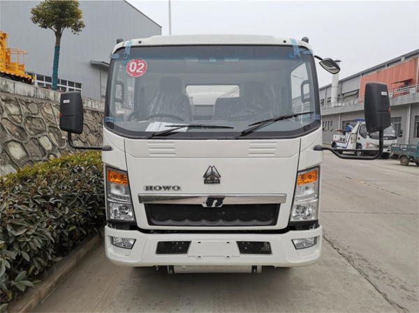 HOWO 5000LITER Fuel Delivery Tank Truck For Supply Fuel to Construction Machine 