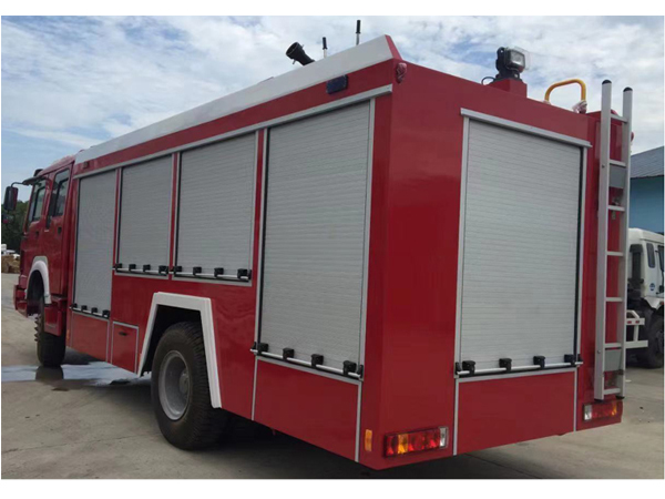 Export to Pakistan Sinotruk HOWO 4*4 Full Driver Foam Tanker Fire Truck