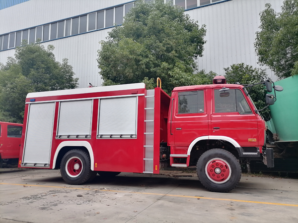 Dongfeng DFAC Cummins Engine 5cbm Foam Tank Fire Fighting Special Equipment Truck