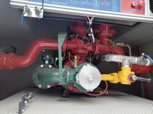 Dongfeng DFAC Cummins Engine 5cbm Foam Tank Fire Fighting Special Equipment Truck