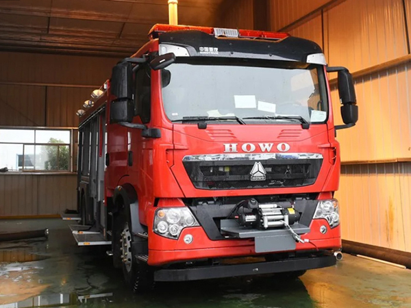 Sinotruck HOWO 266HP 5000Liter Engine Compressed Air Water Foam AB Fire Fighting Truck 