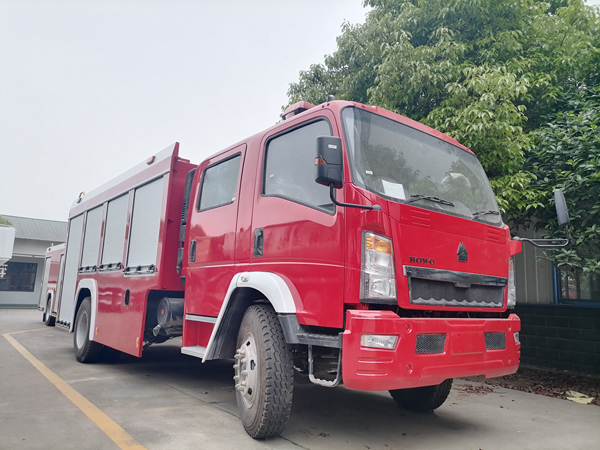 HOWO 5500Liter RHD Foam Tank Fire Fighting Truck 