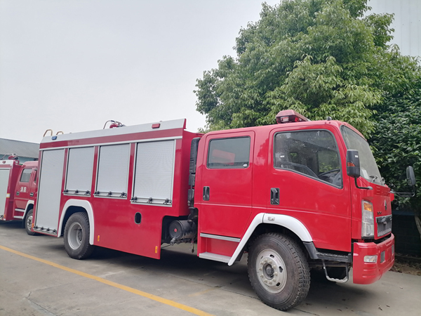 HOWO 5500Liter RHD Foam Tank Fire Fighting Truck 