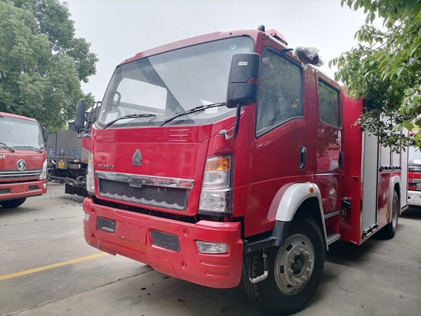 HOWO 5500Liter RHD Foam Tank Fire Fighting Truck 