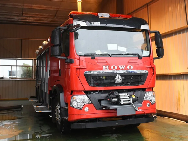 Sinotruck HOWO Compressed Air Water Foam a/B Fire Fighting Truck with 266HP Engine