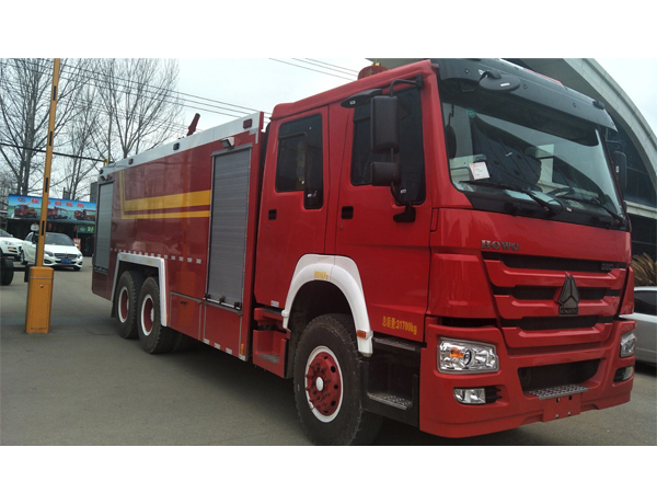 HOWO Cnhtc 30000L Water Foam Fire Fighting Truck