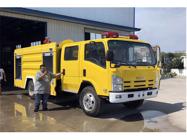 Isuzu ELF 3m3 water and 1m3 foam Foam Fire Engine for Sales