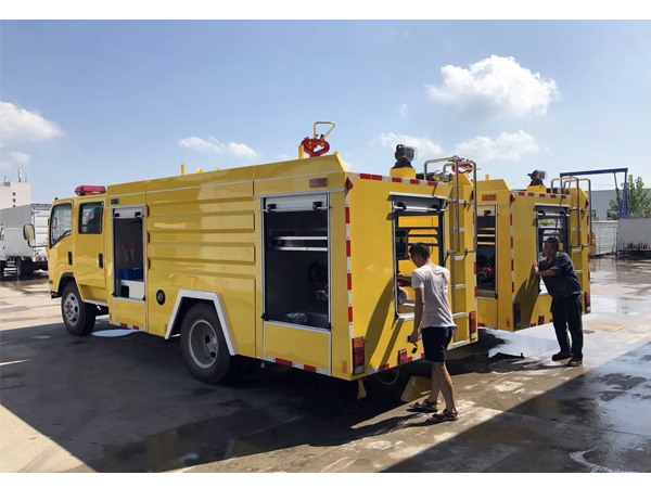 Isuzu ELF 3m3 water and 1m3 foam Foam Fire Engine for Sales