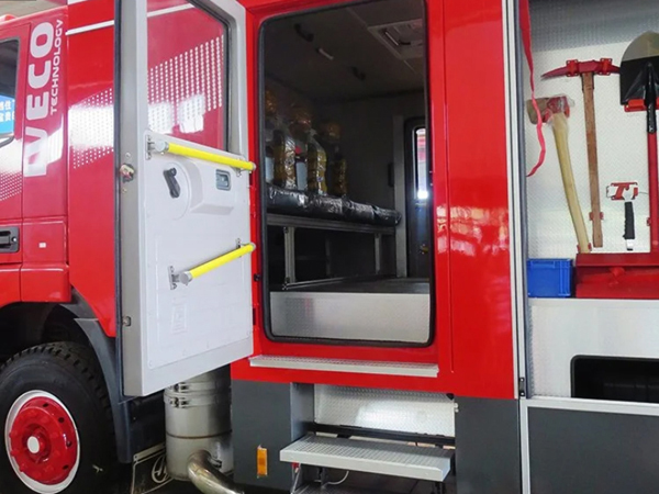 Iveco 8000L Water Foam Fire Fighting Rescue Truck with Crew Cab