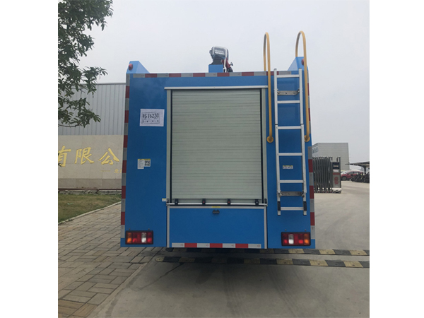 Sinotruck howo 6 Tyre 2 Axle Right Hand Drive 3000Liters To 4000Liters Water Tanker Fire Truck