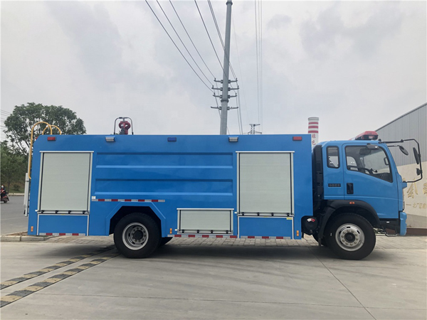 Sinotruck howo 6 Tyre 2 Axle Right Hand Drive 3000Liters To 4000Liters Water Tanker Fire Truck
