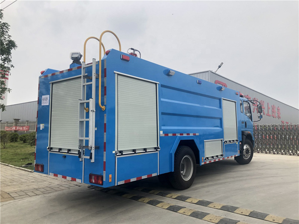 Sinotruck howo 6 Tyre 2 Axle Right Hand Drive 3000Liters To 4000Liters Water Tanker Fire Truck
