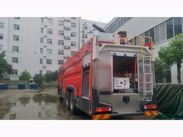 Sinotruck howo Heavy Duty 12000liters Water Tanker 4000liter Foam Tanker Fire Fighting Engine