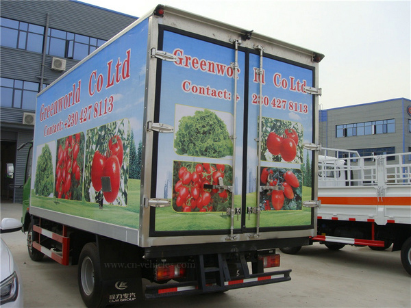 Sino HOWO Euro3 Diesel 6 Wheel 8 Ton Right Hand Drive Cooling Box Truck for Sale