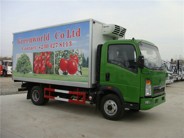 Sino HOWO Euro3 Diesel 6 Wheel 8 Ton Right Hand Drive Cooling Box Truck for Sale