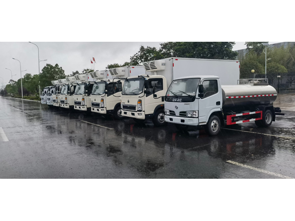 5 unit Sinotruk howo Refrigerated Truck , 2 Unit Dongfeng dfac refrigeration Truck , and 1 unit 6000 liter Milk Tanker Truck delivery to Horgos Port