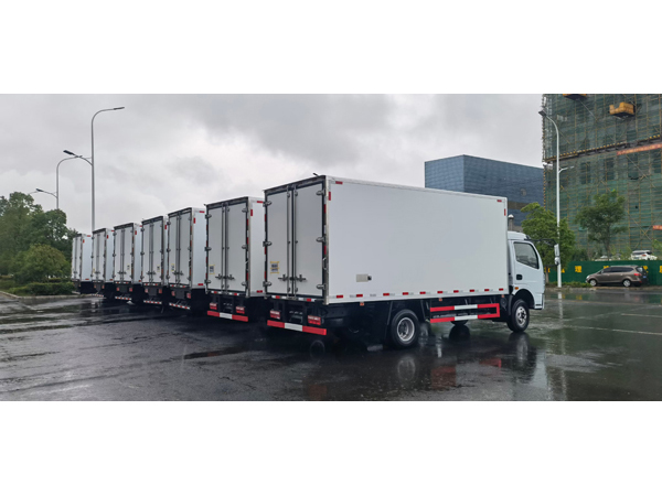 5 unit Sinotruk howo Refrigerated Truck , 2 Unit Dongfeng dfac refrigeration Truck , and 1 unit 6000 liter Milk Tanker Truck delivery to Horgos Port