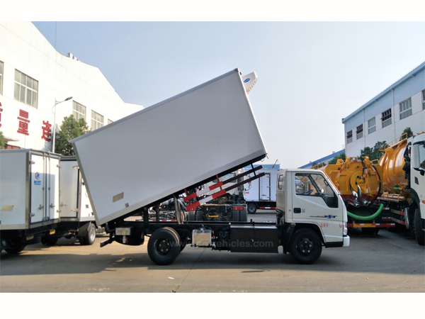 JMC brand 5 Tons Refrigerated Vans For With Lift System