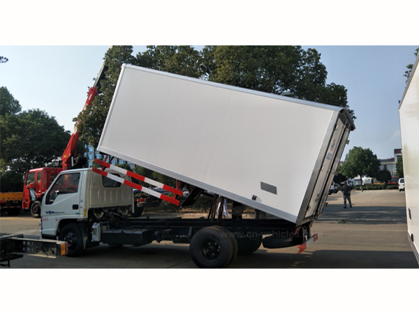 JMC brand 5 Tons Refrigerated Vans For With Lift System