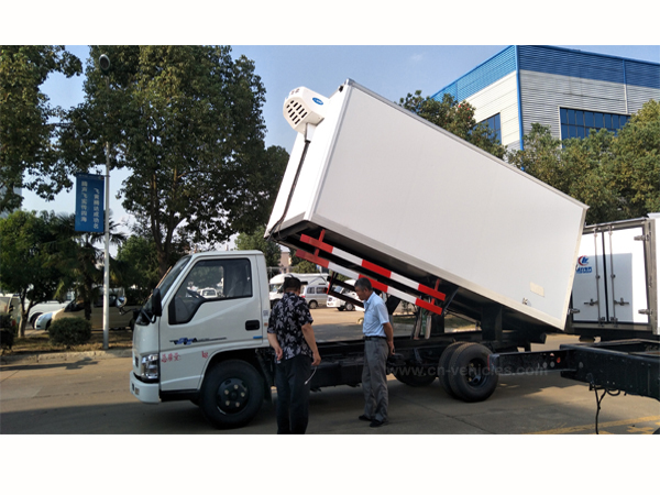 JMC brand 5 Tons Refrigerated Vans For With Lift System