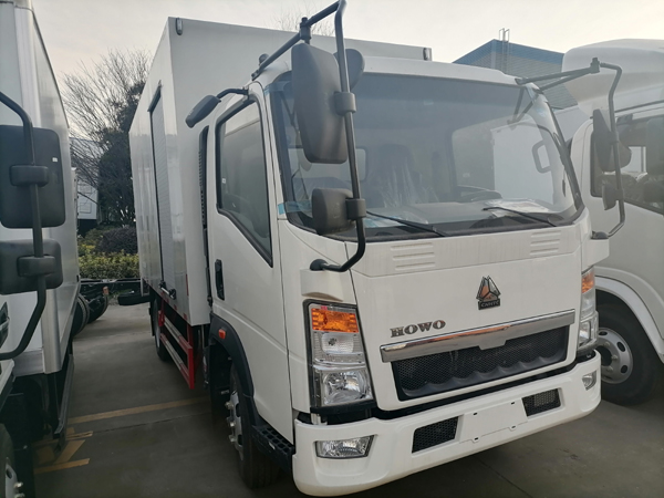Popular Sinotruck HOWO 6wheels 5tons Refrigerated Cold Room Van Trucks Price With Aluminum Shutter Door