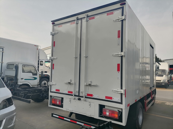 Popular Sinotruck HOWO 6wheels 5tons Refrigerated Cold Room Van Trucks Price With Aluminum Shutter Door