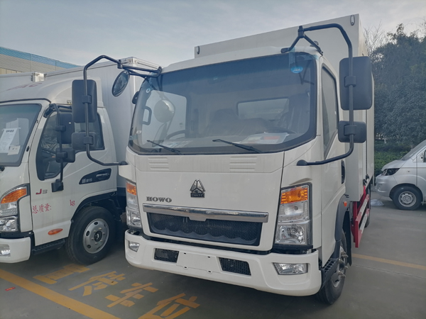 Popular Sinotruck HOWO 6wheels 5tons Refrigerated Cold Room Van Trucks Price With Aluminum Shutter Door