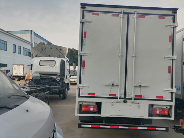 Popular Sinotruck HOWO 6wheels 5tons Refrigerated Cold Room Van Trucks Price With Aluminum Shutter Door