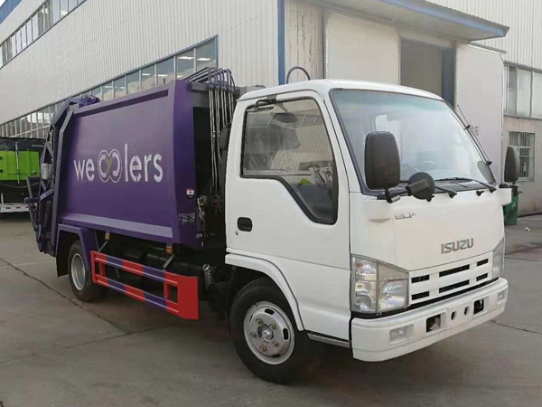 Self Compressing Garbage Compactor Truck Rear Loading 4CBM With Hydraulic Control