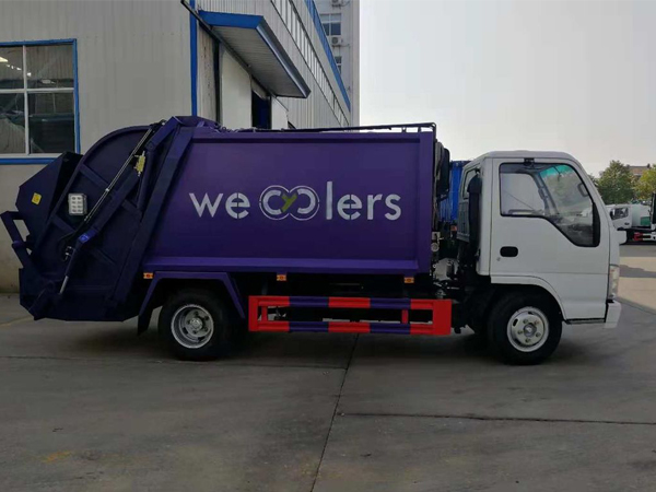 Self Compressing Garbage Compactor Truck Rear Loading 4CBM With Hydraulic Control