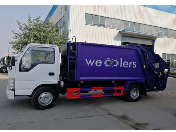 Self Compressing Garbage Compactor Truck Rear Loading 4CBM With Hydraulic Control