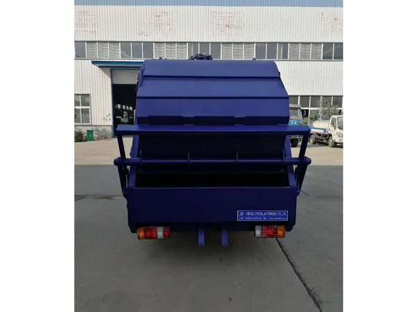 Self Compressing Garbage Compactor Truck Rear Loading 4CBM With Hydraulic Control