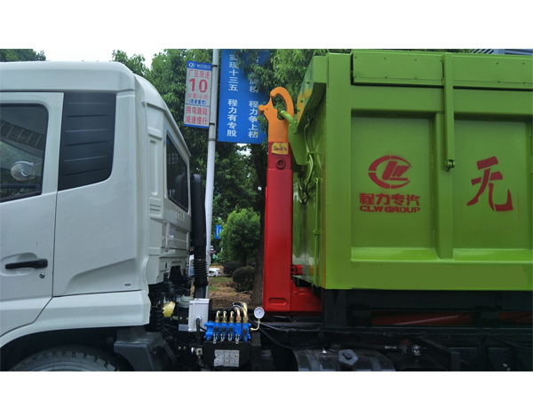 5 Tons Dongfeng Hook on Garbage Truck for Sales