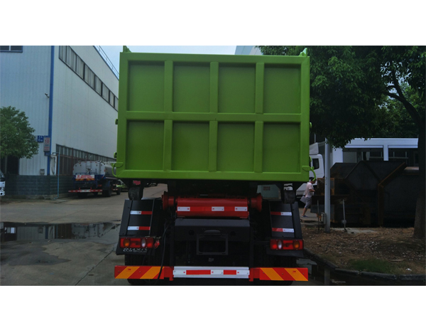 5 Tons Dongfeng Hook on Garbage Truck for Sales