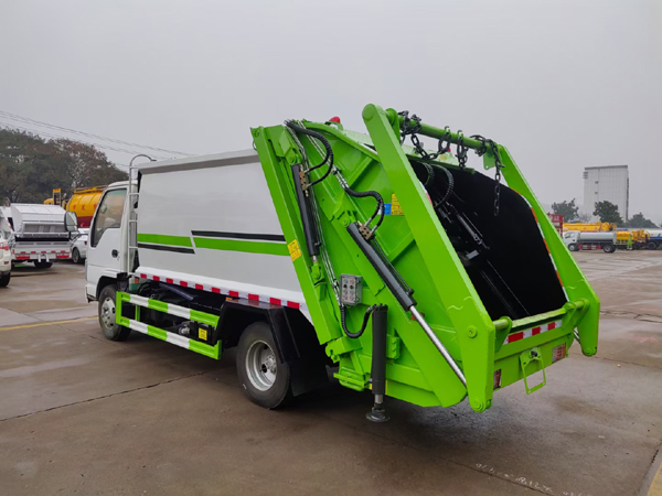 Japan Brand Isuzu ELF 190hp 700P 600P 5m3 5Ton Compactor Garbage Truck For Sale