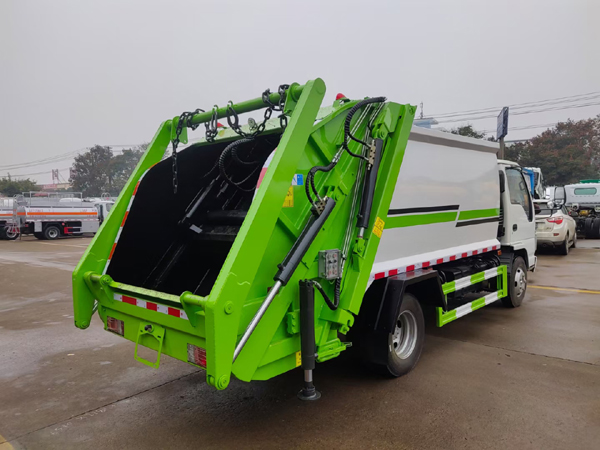 Japan Brand Isuzu ELF 190hp 700P 600P 5m3 5Ton Compactor Garbage Truck For Sale