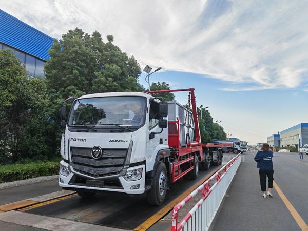 Foton Auman 12cbm Skip Loader Swing Arm Garbage Truck With a Trailer