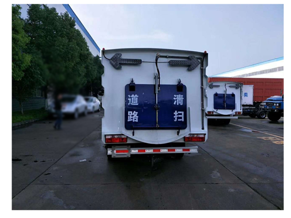 4000L Dongfeng Sweeper Truck Cleaning Road Vacuum Road Dust Suction Truck for Sale