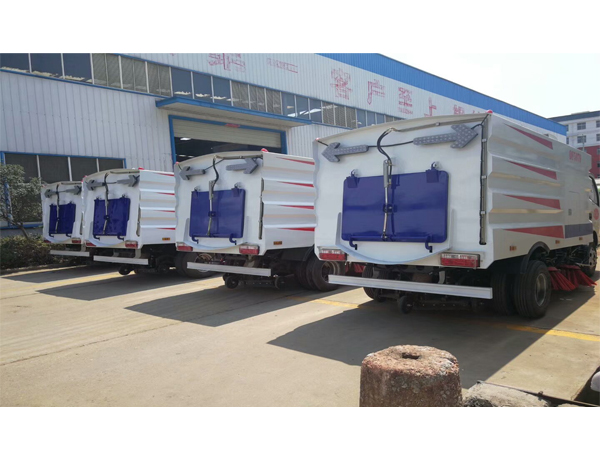 Dongfeng 5500 Liters 95HP Rhd Road Sweeper Truck for Sales
