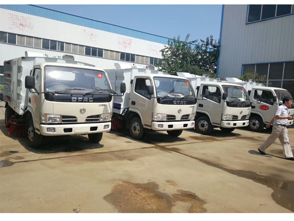 Dongfeng 5500 Liters 95HP Rhd Road Sweeper Truck for Sales