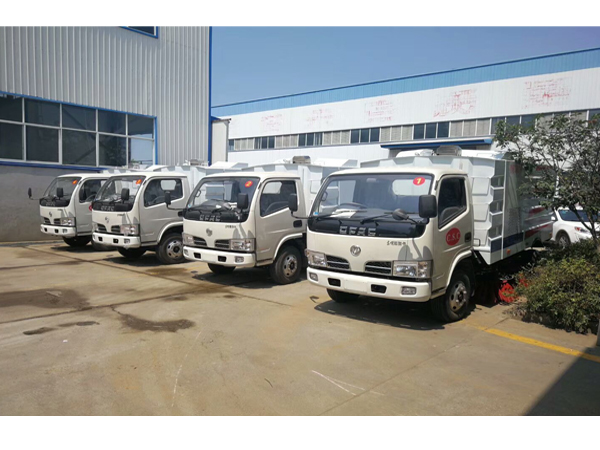 Dongfeng 5500 Liters 95HP Rhd Road Sweeper Truck for Sales