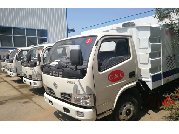 Dongfeng 5500 Liters 95HP Rhd Road Sweeper Truck for Sales