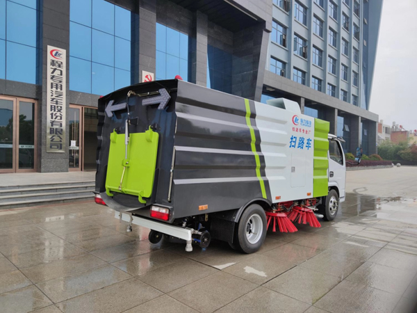 Dongfeng RHD Truck Mounted Sweepers With Water Sprinklers For Brushes 